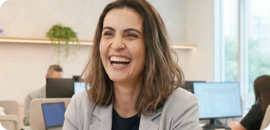Profissional da WeePulse sorrindo em ambiente de trabalho